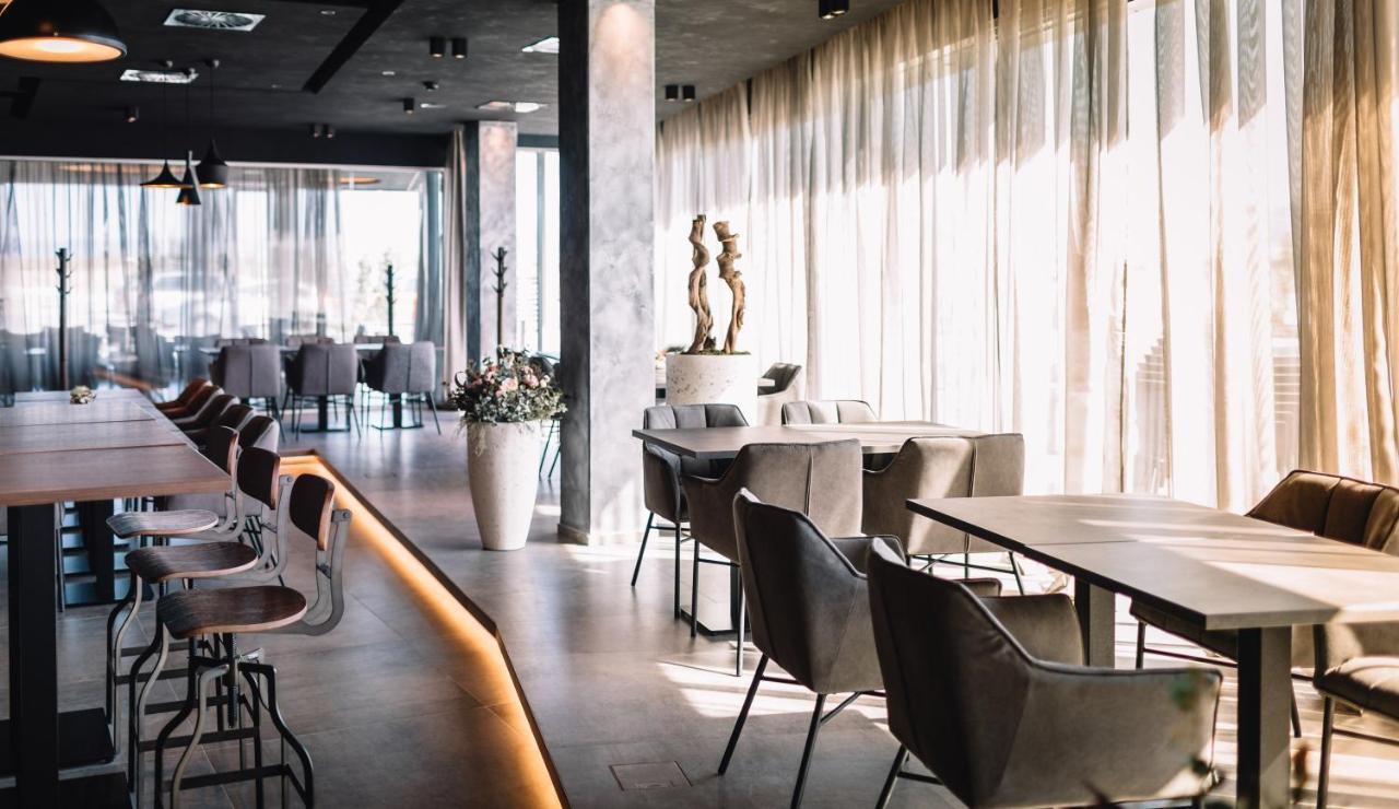 Nutrend World Hotel Olomouc Bagian luar foto