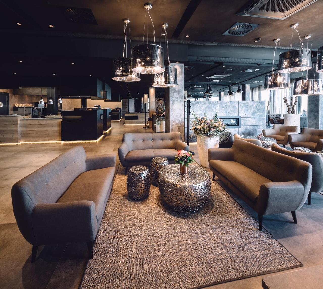 Nutrend World Hotel Olomouc Bagian luar foto